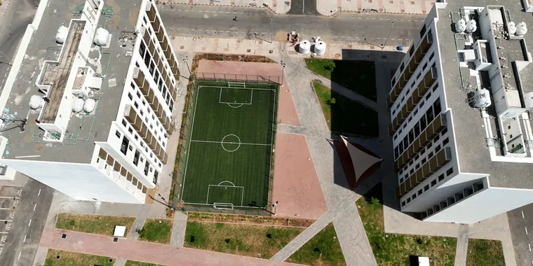 تصوير الجو والدرون (Drone) بجدة: كيف تضيف اللقطات الجوية طابعاً سينمائياً وتوثيقياً فخماً لمشروعك؟