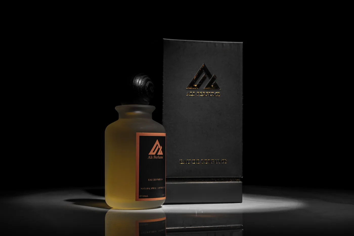 تصوير عطور — خلفية ملونة