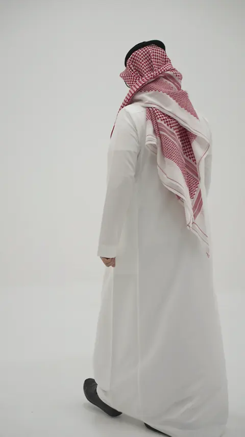 ثياب بخلفية بيضاء — من أعمال لايف لينس