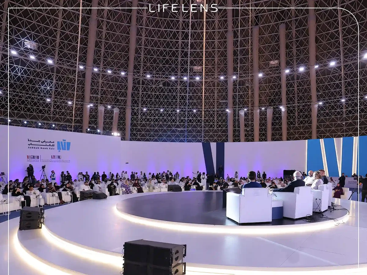 قاعة مؤتمرات بمنصة دائرية وإضاءة — تغطية لايف لينس