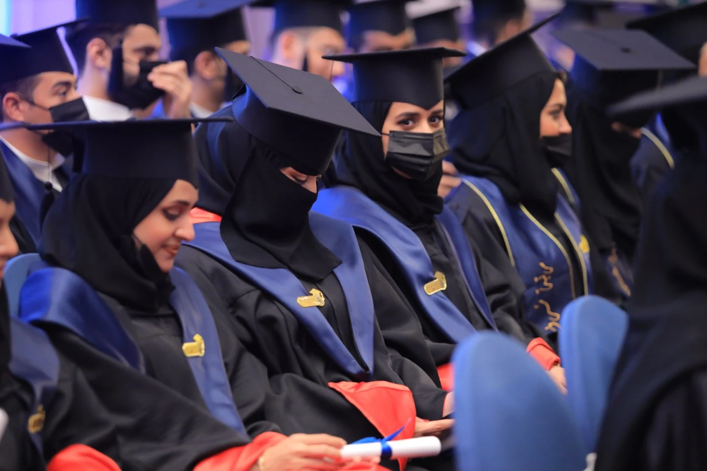 حفل تخرج — صف خريجين بالقبعات الأكاديمية