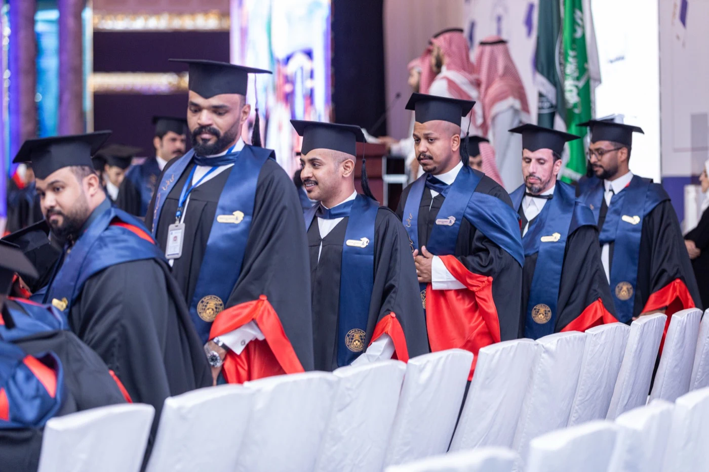 موكب خريجين يدخلون قاعة الحفل