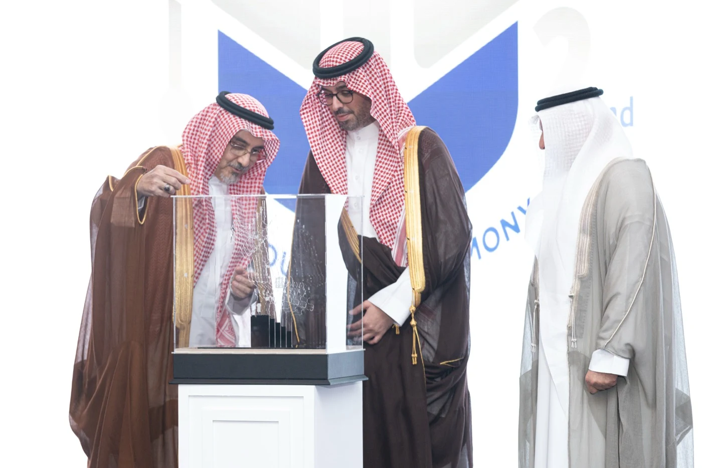 تكريم رسمي على منصة حفل التخرج