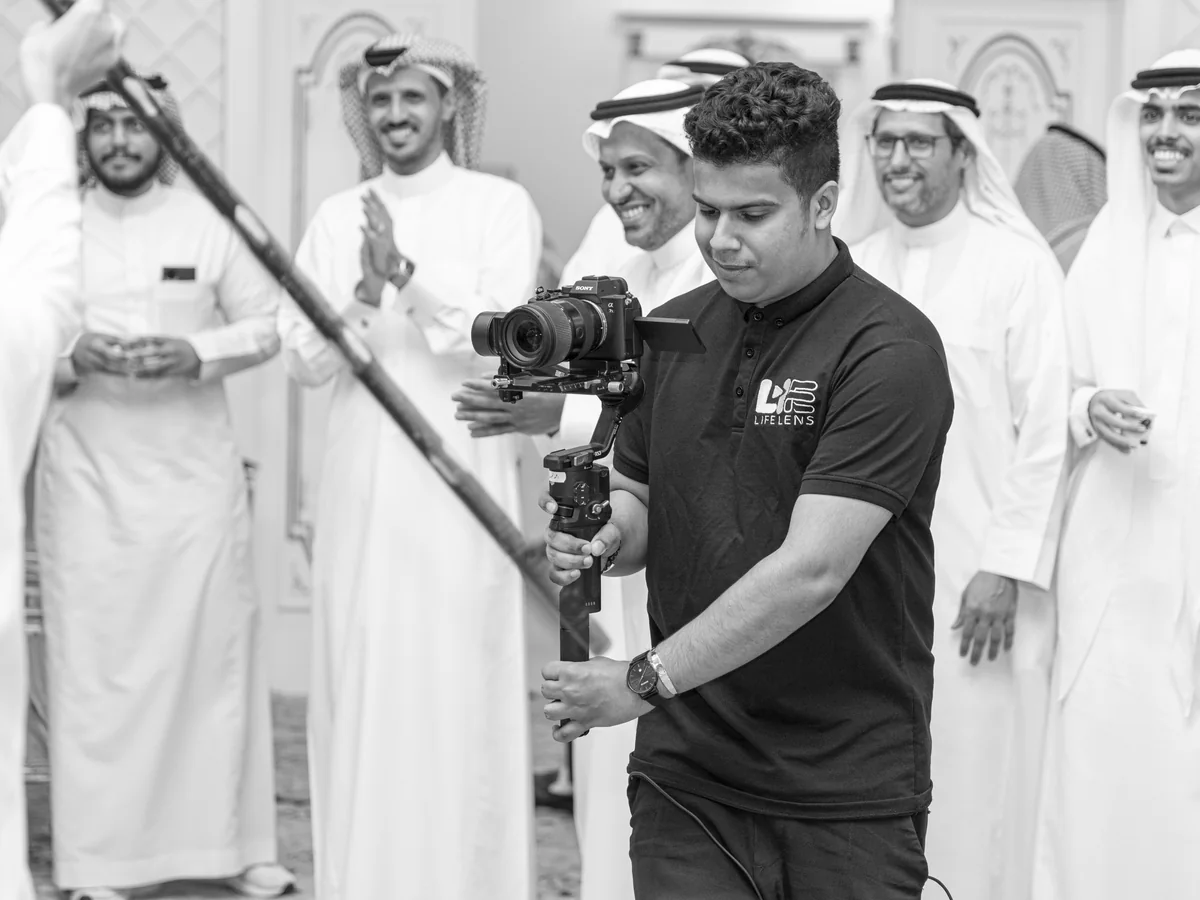 الفريق بالمايك والكاميرا أثناء تصوير ميداني